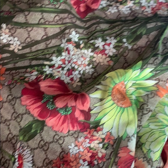 Gucci Authentic GG Blooms🌸🌺🌷Scarf wrap - Picture 3 of 4